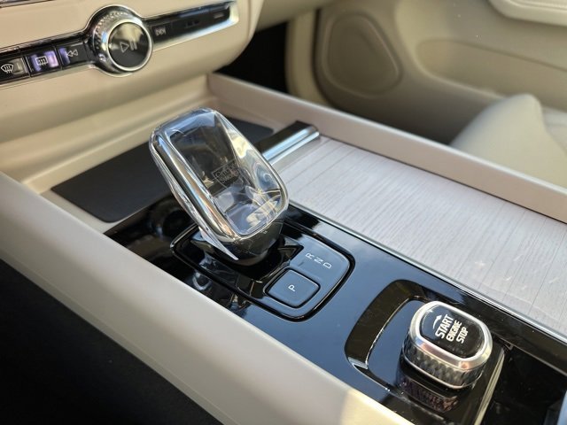 New 2026 Volvo XC60 B5 Ultra w/ Climate Package image 14