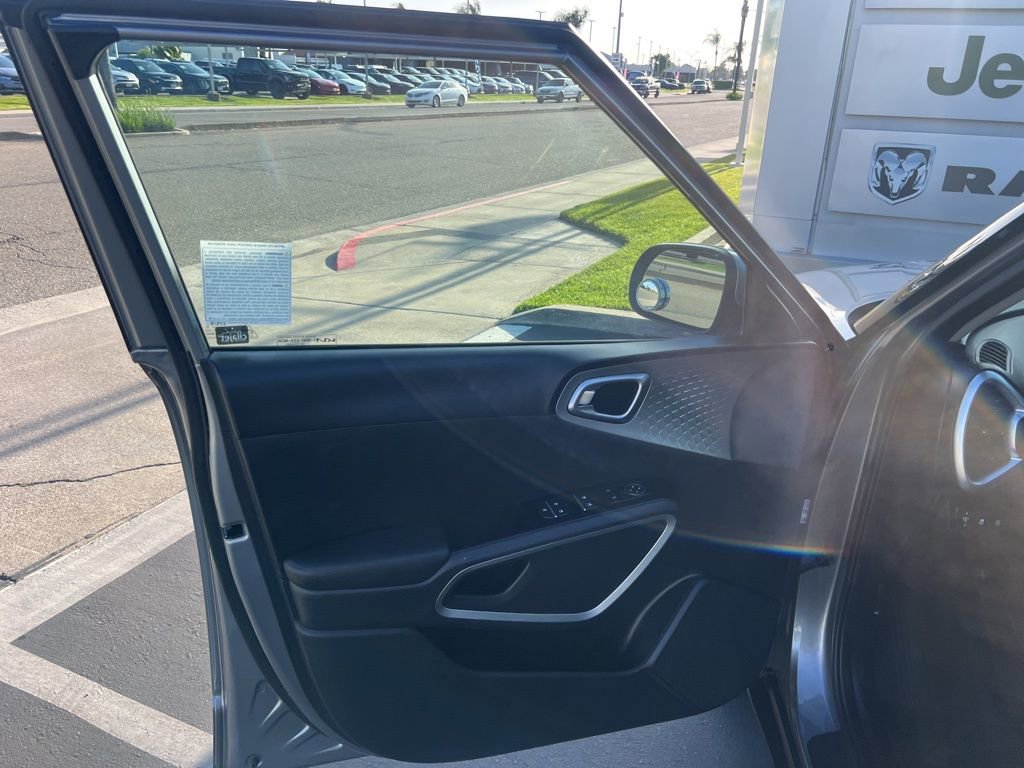 Used 2025 Kia Soul LX w/ LX Technology Package FWD image 21