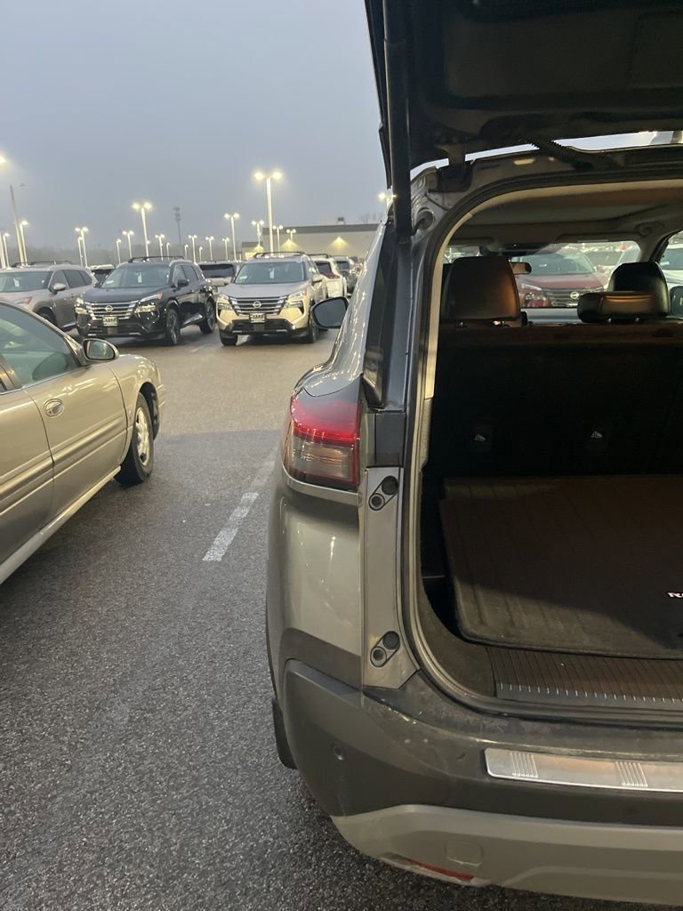 Used 2023 Nissan Rogue SV w/ SV Premium B Package image 5