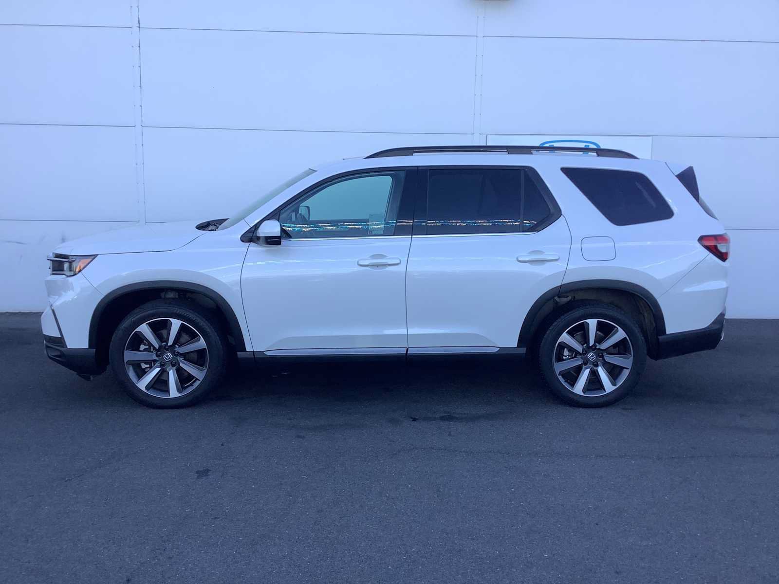 Used 2024 Honda Pilot Touring image 3