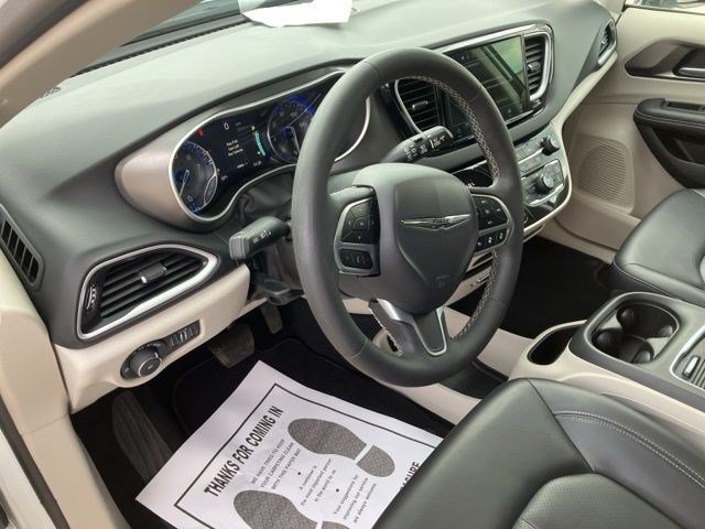 Used 2024 Chrysler Pacifica Touring-L FWD image 11