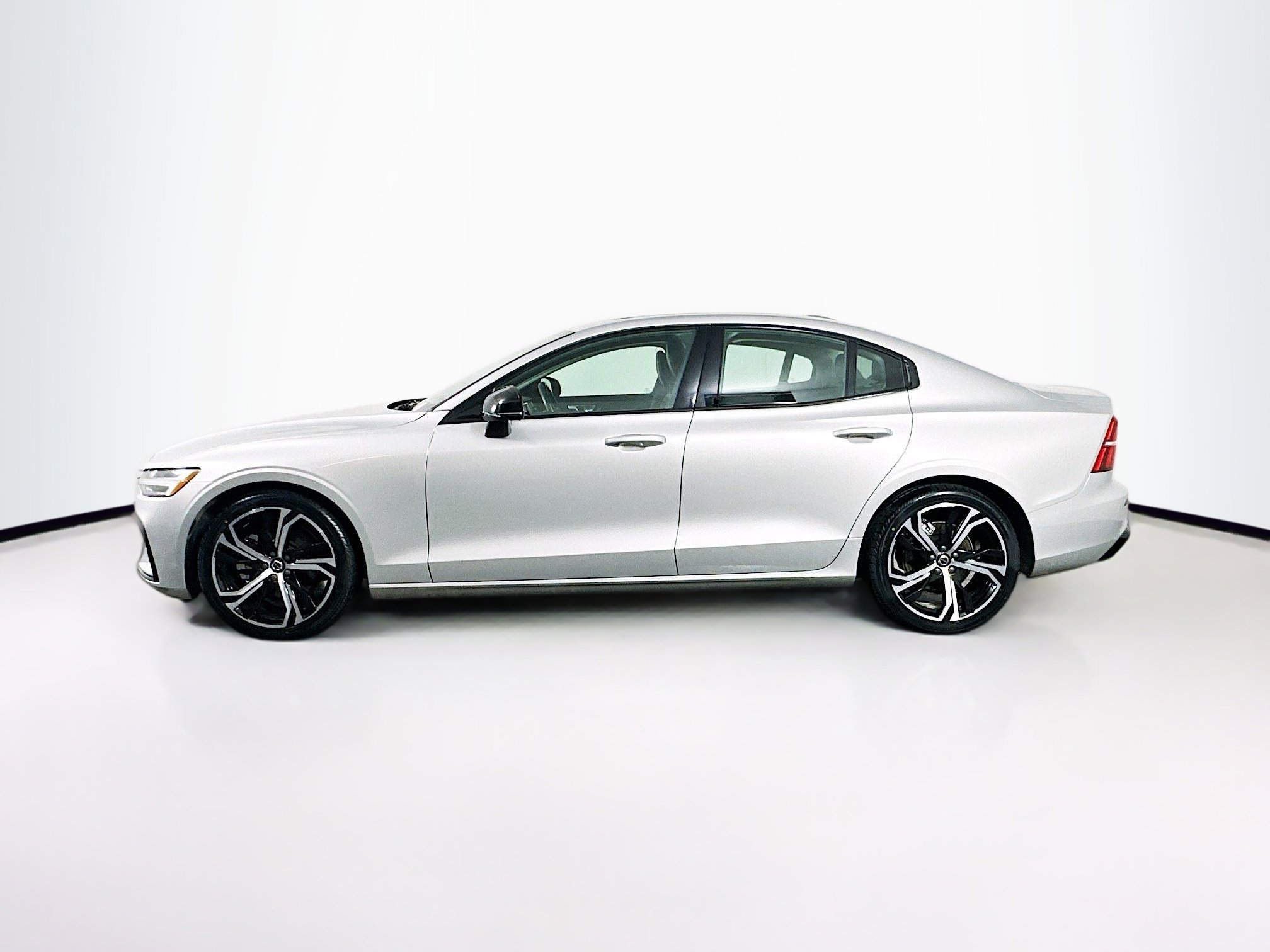 Used 2024 Volvo S60 B5 Core image 4