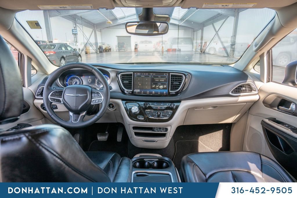Used 2023 Chrysler Pacifica Touring-L image 3