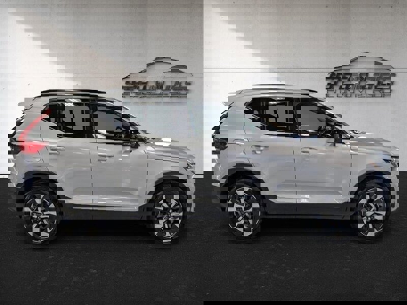 Used 2024 Volvo XC40 B5 Core image 11