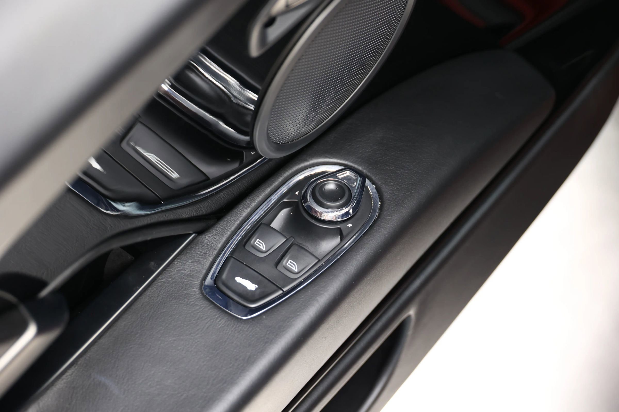 Used 2018 Aston Martin DB11 V12 image 11