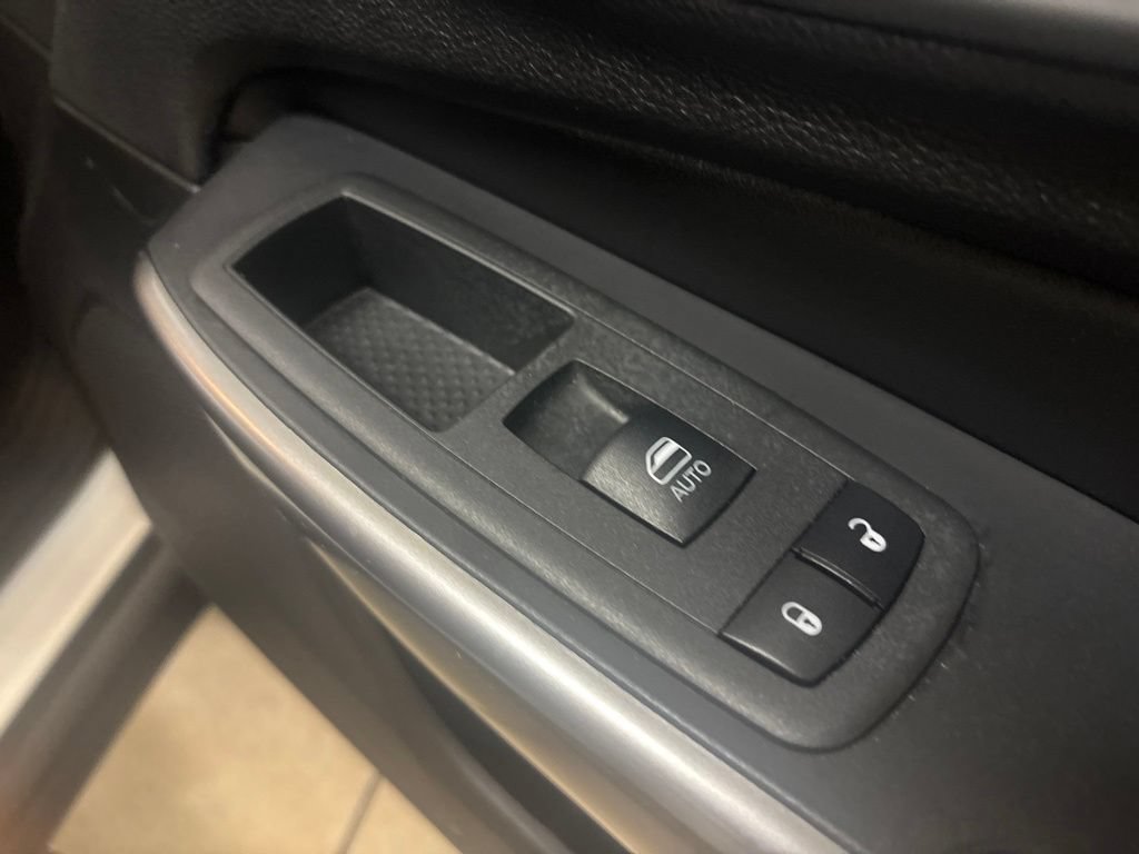 Used 2020 Jeep Cherokee Latitude Plus w/ Cold Weather Group AWD/4WD image 29