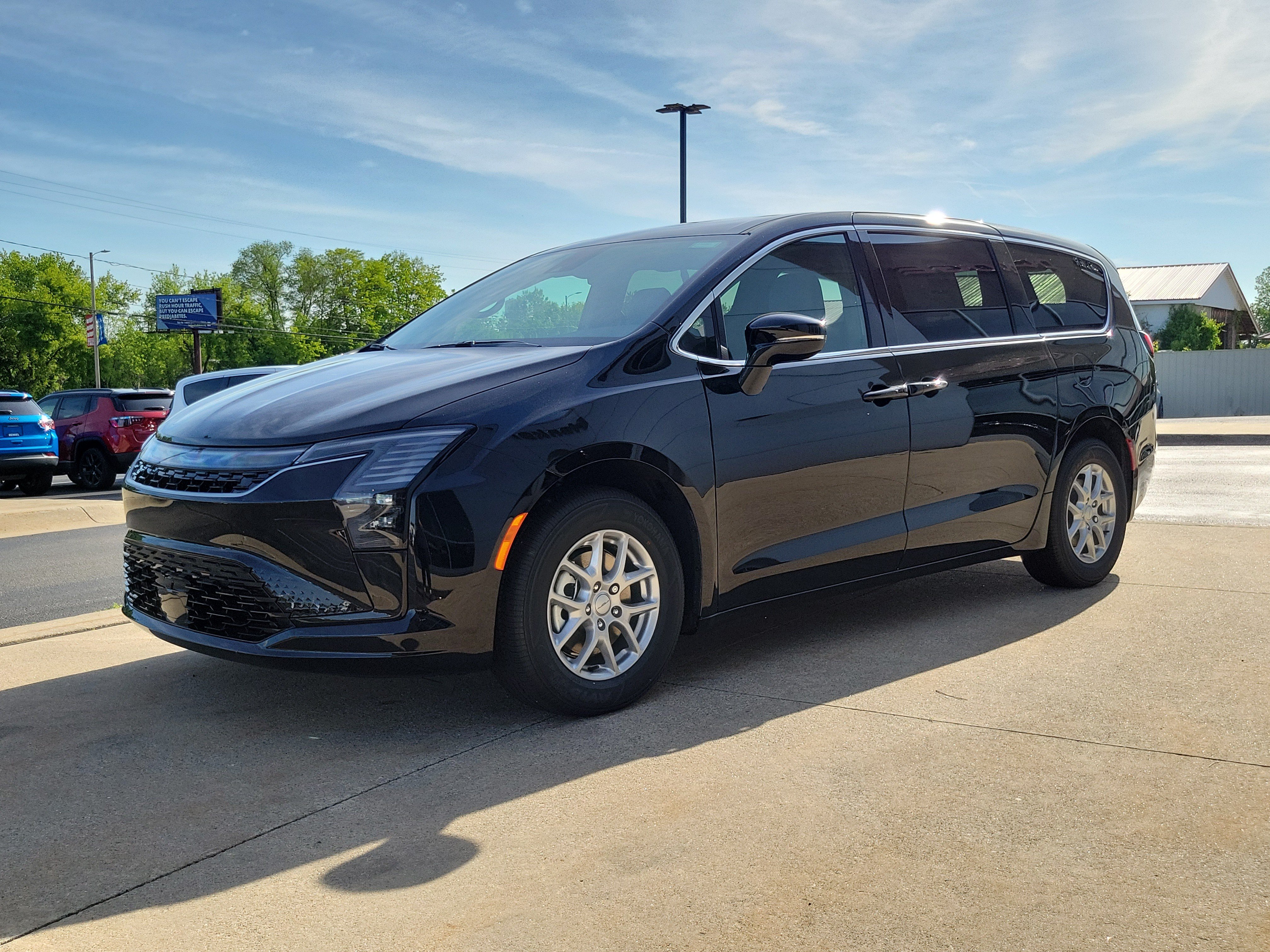 New 2027 Chrysler Pacifica Select FWD image 2