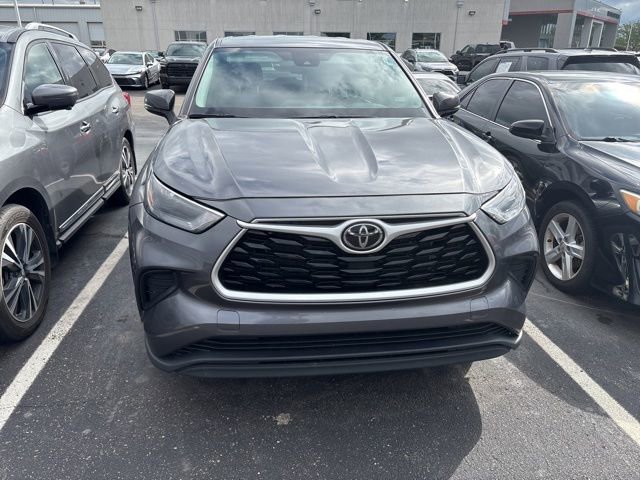 Used 2023 Toyota Highlander L FWD image 2