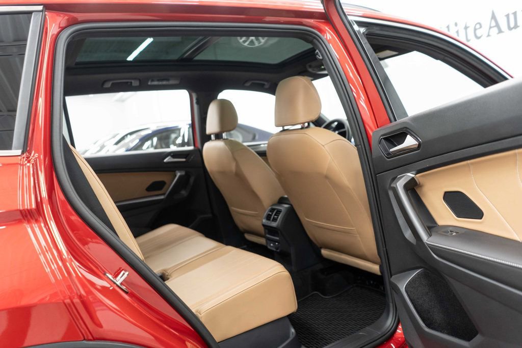 Used 2024 Volkswagen Tiguan SE w/ Panoramic Sunroof Package AWD/4WD image 11