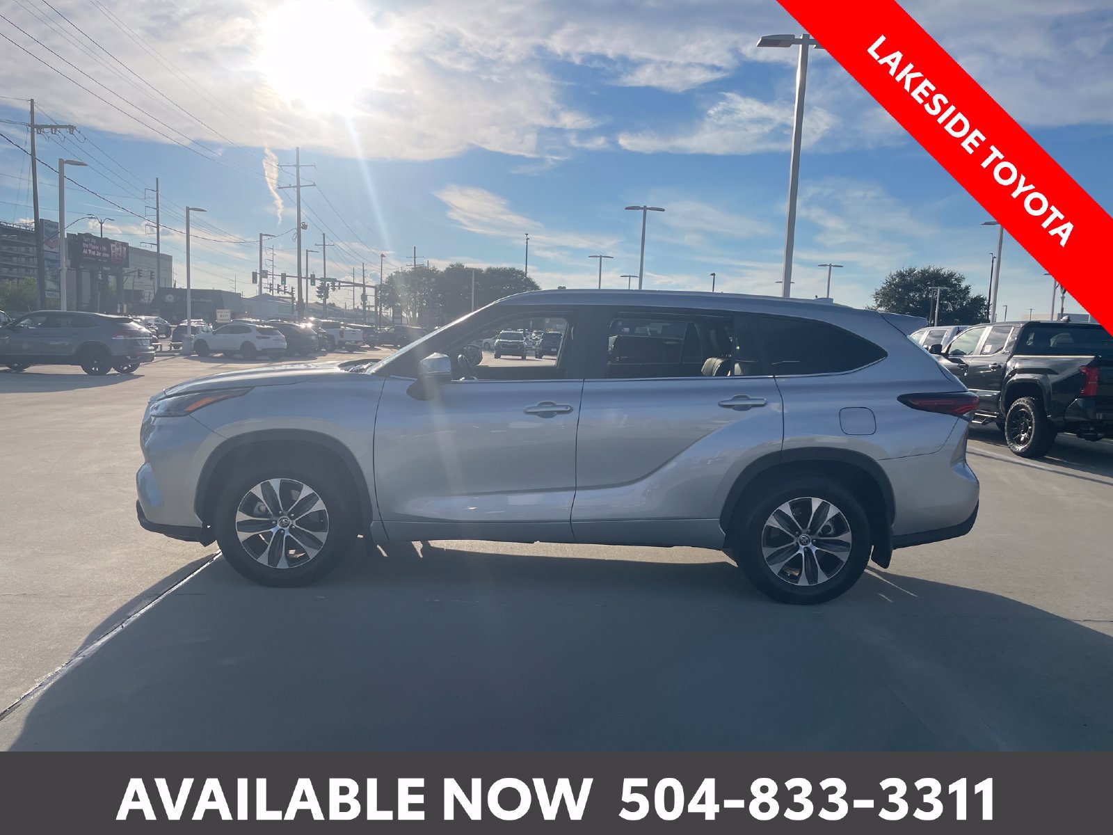 Used 2024 Toyota Highlander XLE FWD image 2