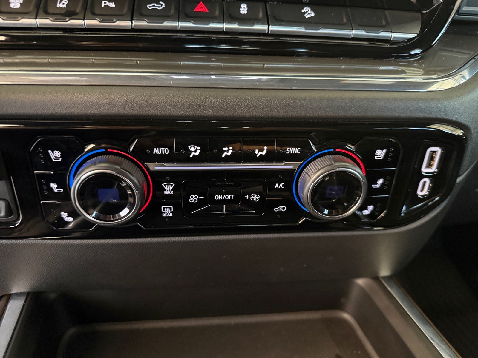 Used 2024 Chevrolet Silverado 2500 High Country w/ High Country Premium Package AWD/4WD image 28