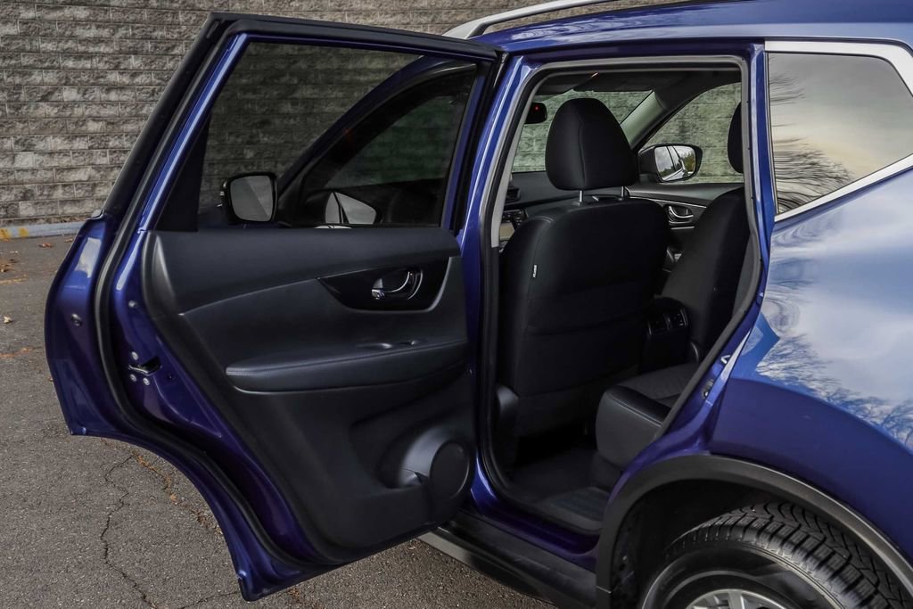 Used 2017 Nissan Rogue SV w/ SV Premium Package image 20