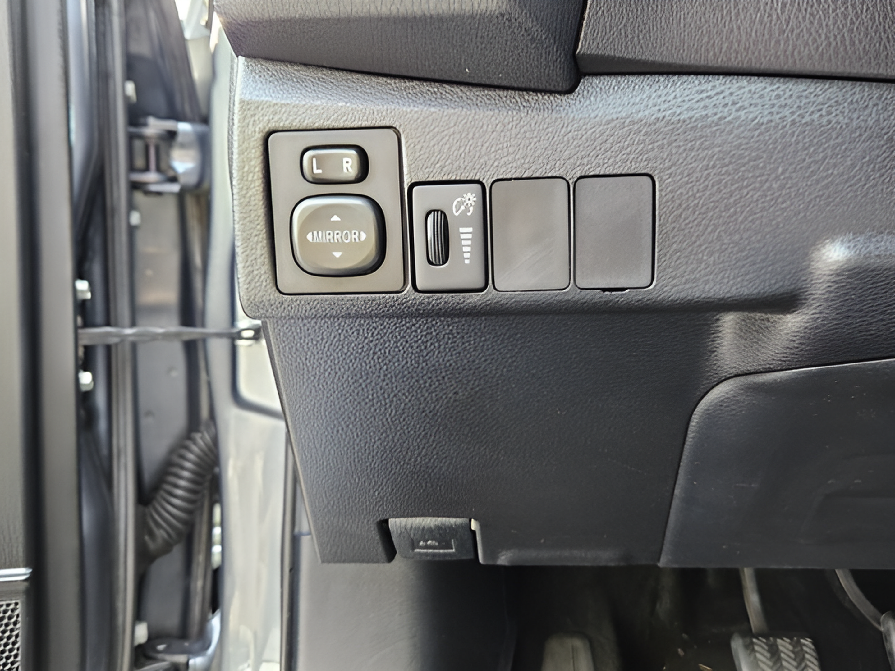 Used 2015 Toyota Corolla L FWD image 15