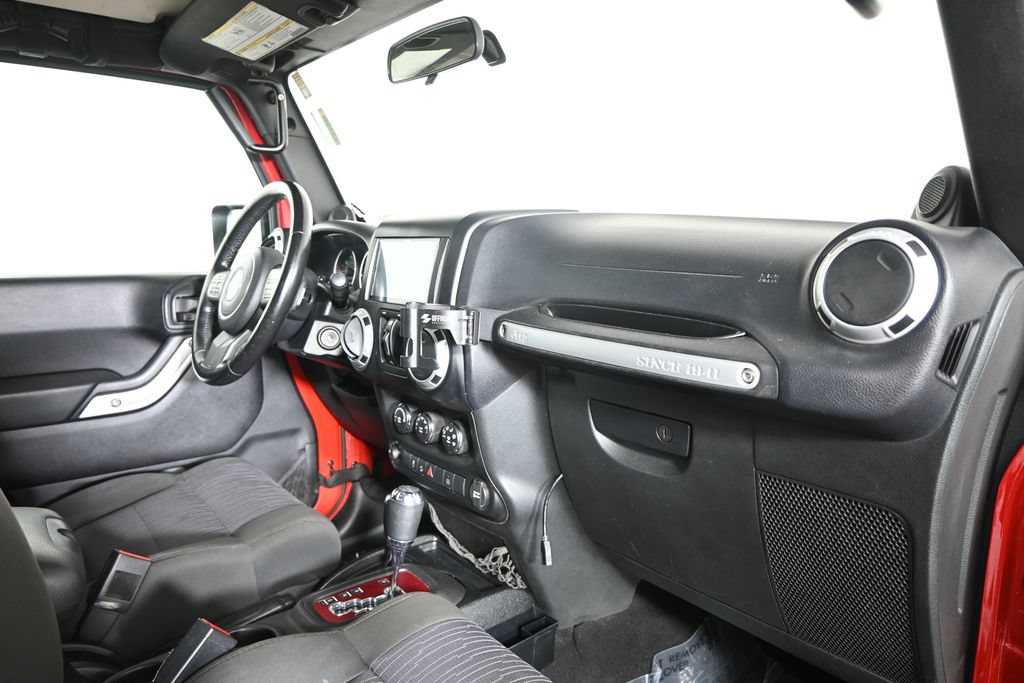 Used 2012 Jeep Wrangler Unlimited Rubicon w/ Connectivity Group AWD/4WD image 15