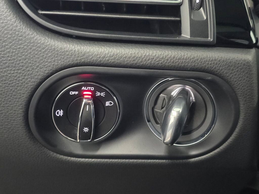 Certified 2025 Porsche Macan image 38