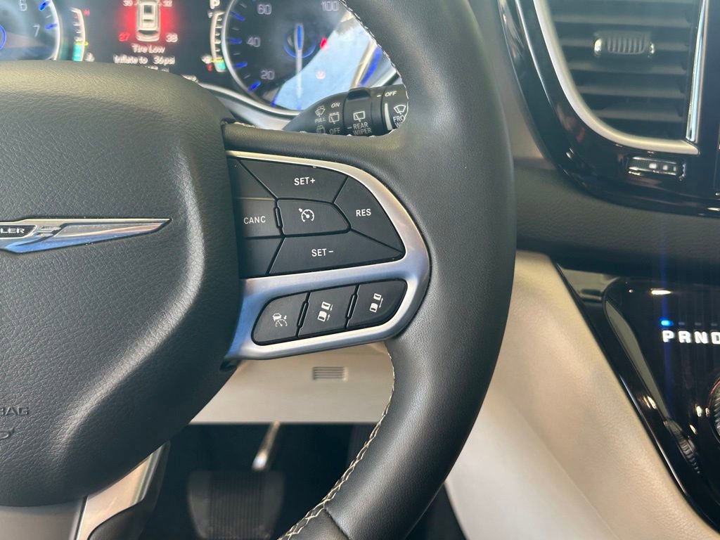 Used 2024 Chrysler Pacifica Touring-L image 38