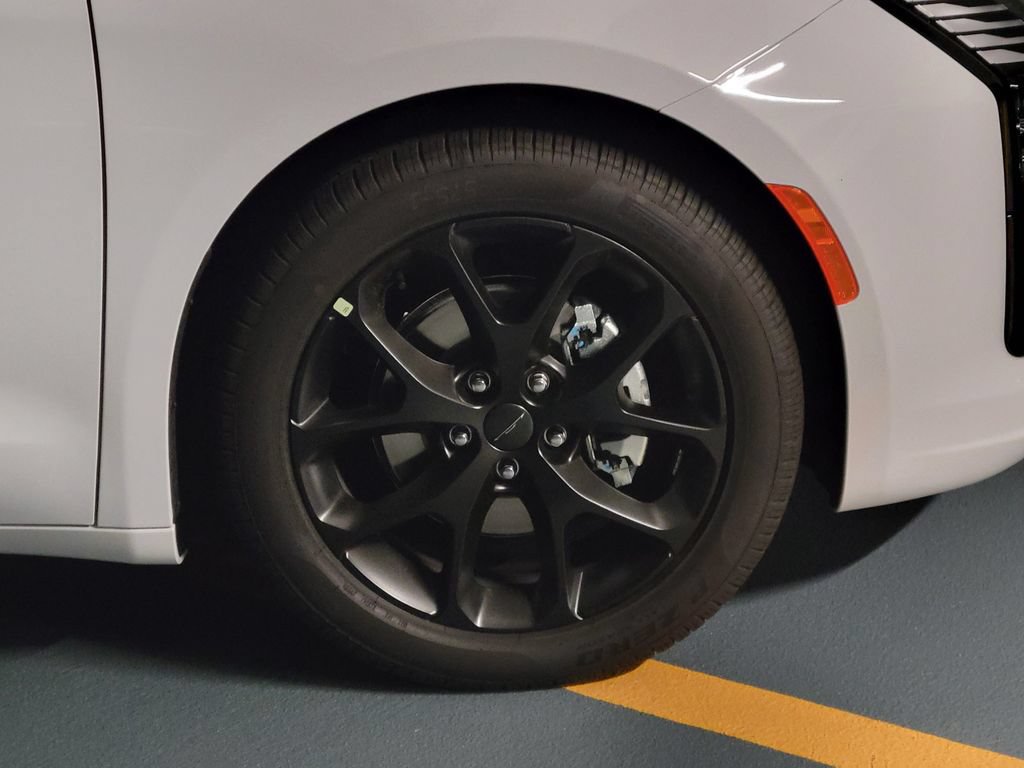 New 2027 Chrysler Pacifica Limited FWD image 21