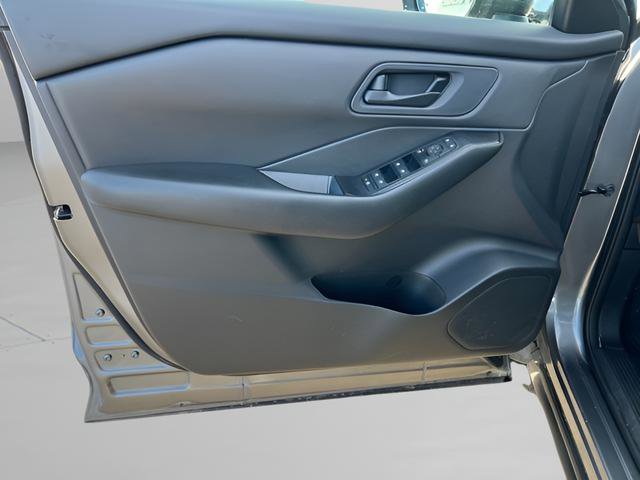 Used 2024 Nissan Rogue S AWD/4WD image 15