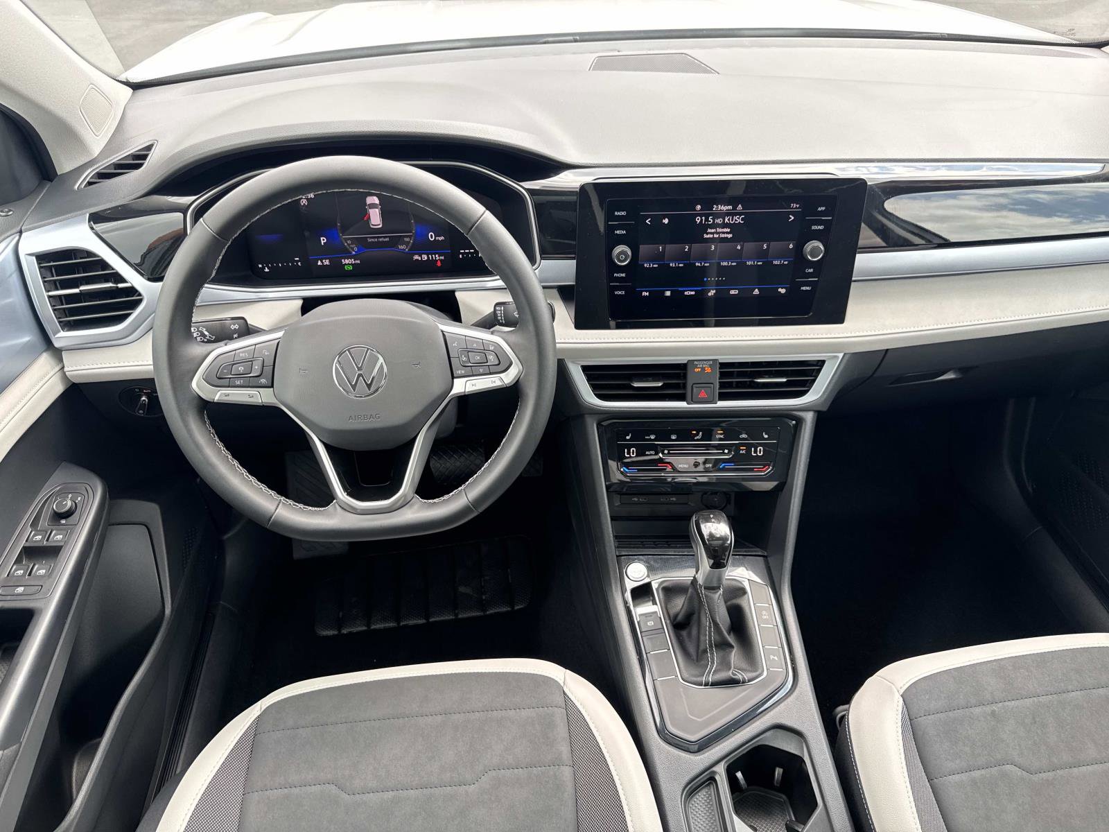 Used 2025 Volkswagen Taos SE w/ Panoramic Sunroof Package FWD image 7