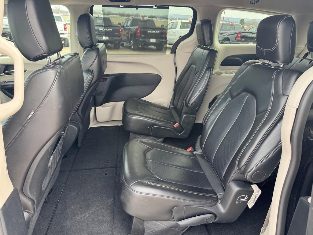 Used 2024 Chrysler Pacifica Touring-L image 9