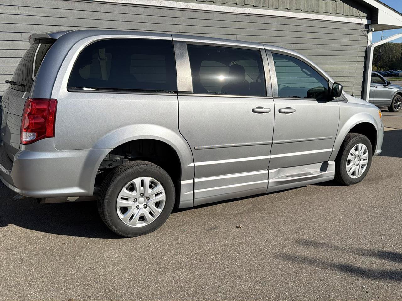 Used 2016 Dodge Grand Caravan SE w/ Quick Order Package 29E SE FWD image 13