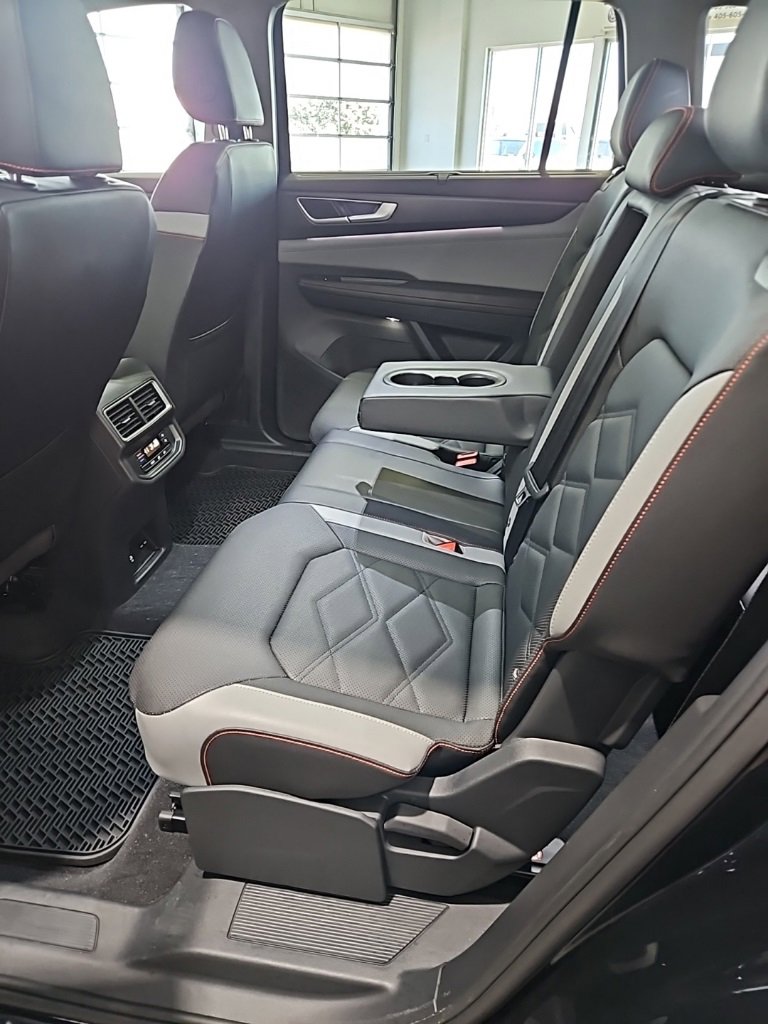 Used 2025 Volkswagen Atlas Peak Edition SE image 25