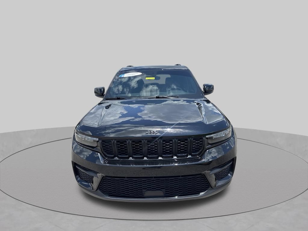 Used 2023 Jeep Grand Cherokee Altitude AWD/4WD image 3