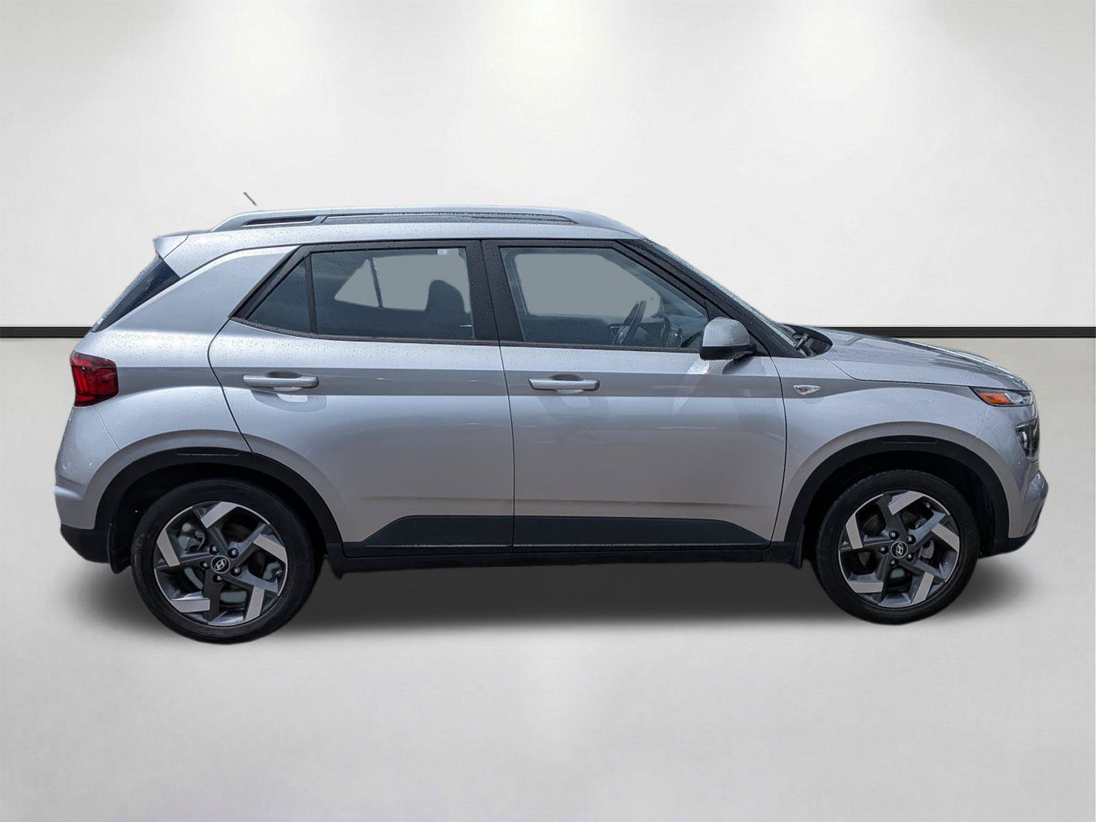Used 2023 Hyundai Venue SEL FWD image 3