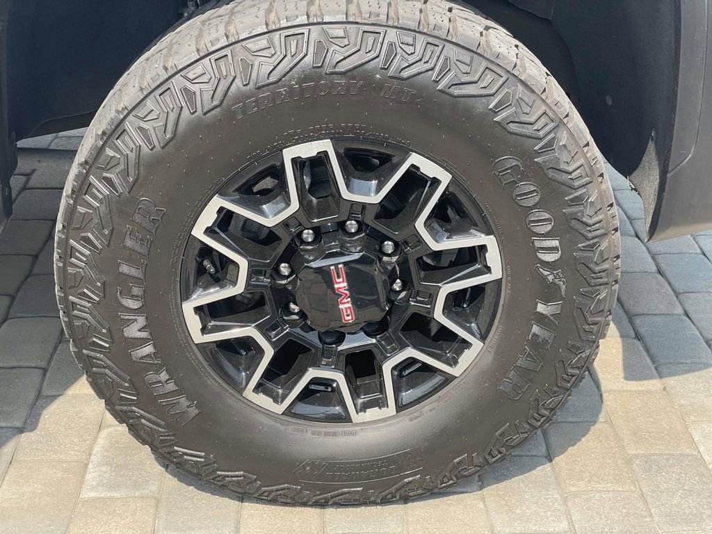 Used 2025 GMC Sierra 2500 AT4X image 28