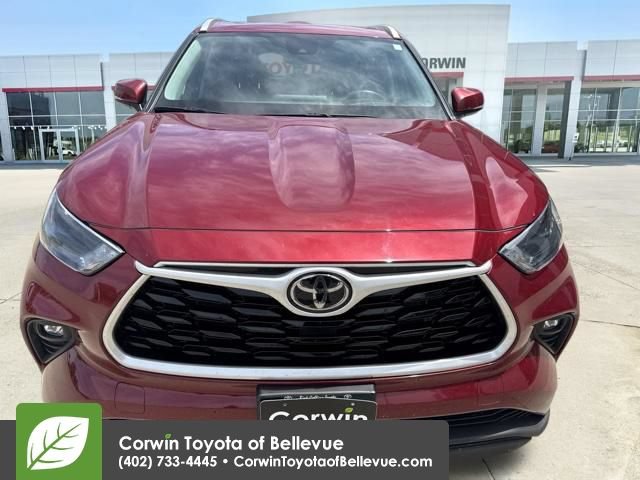 Used 2022 Toyota Highlander XLE AWD/4WD image 23