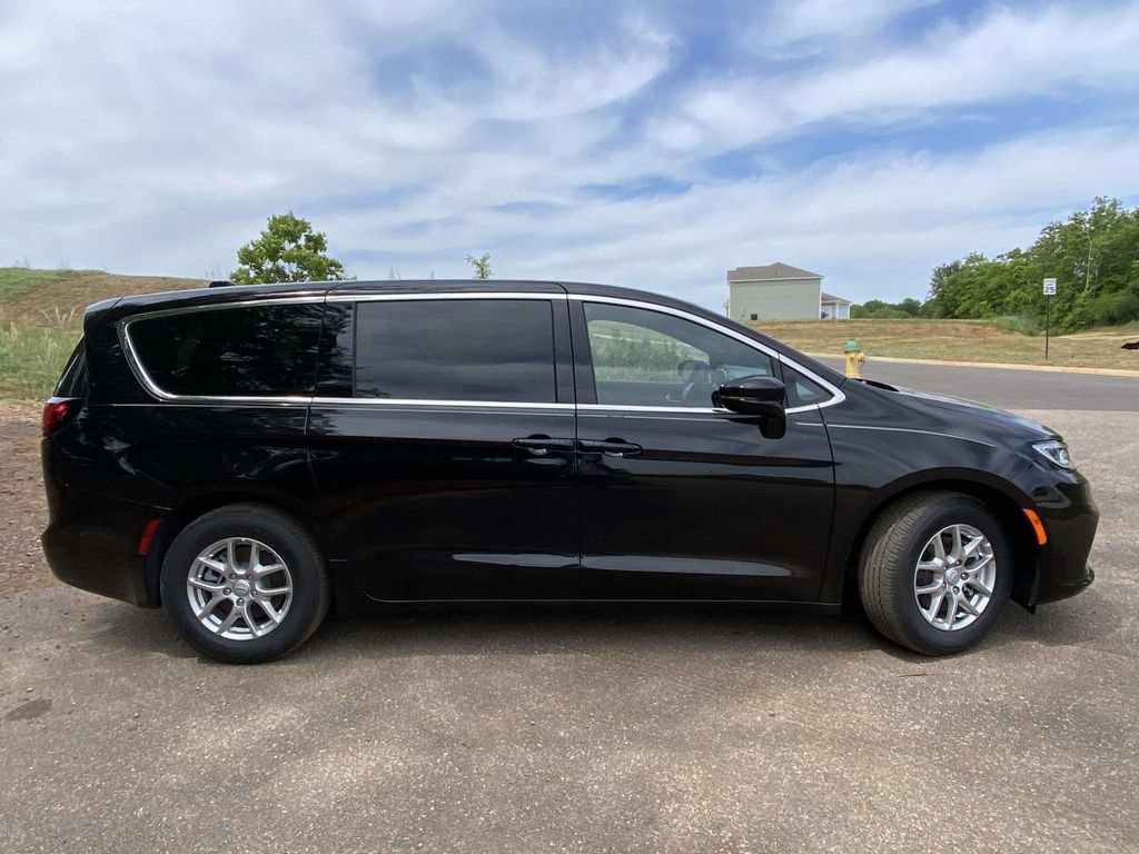 New 2026 Chrysler Pacifica Select FWD image 8