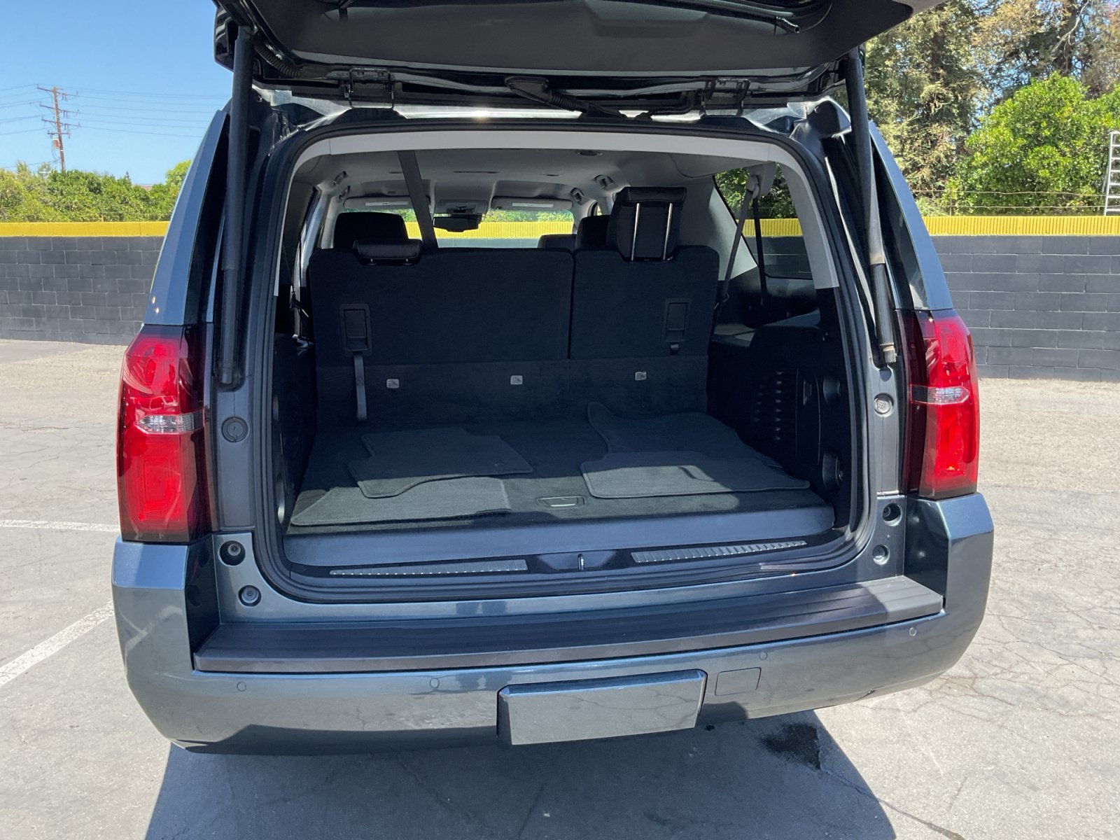 Used 2020 Chevrolet Suburban LT RWD image 25
