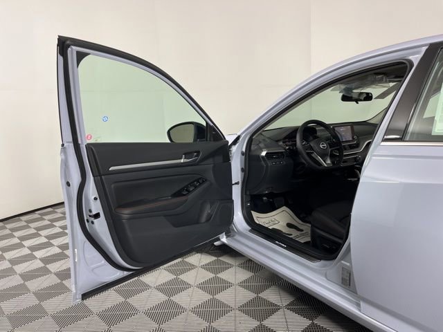 New 2025 Nissan Altima 2.5 SR image 16