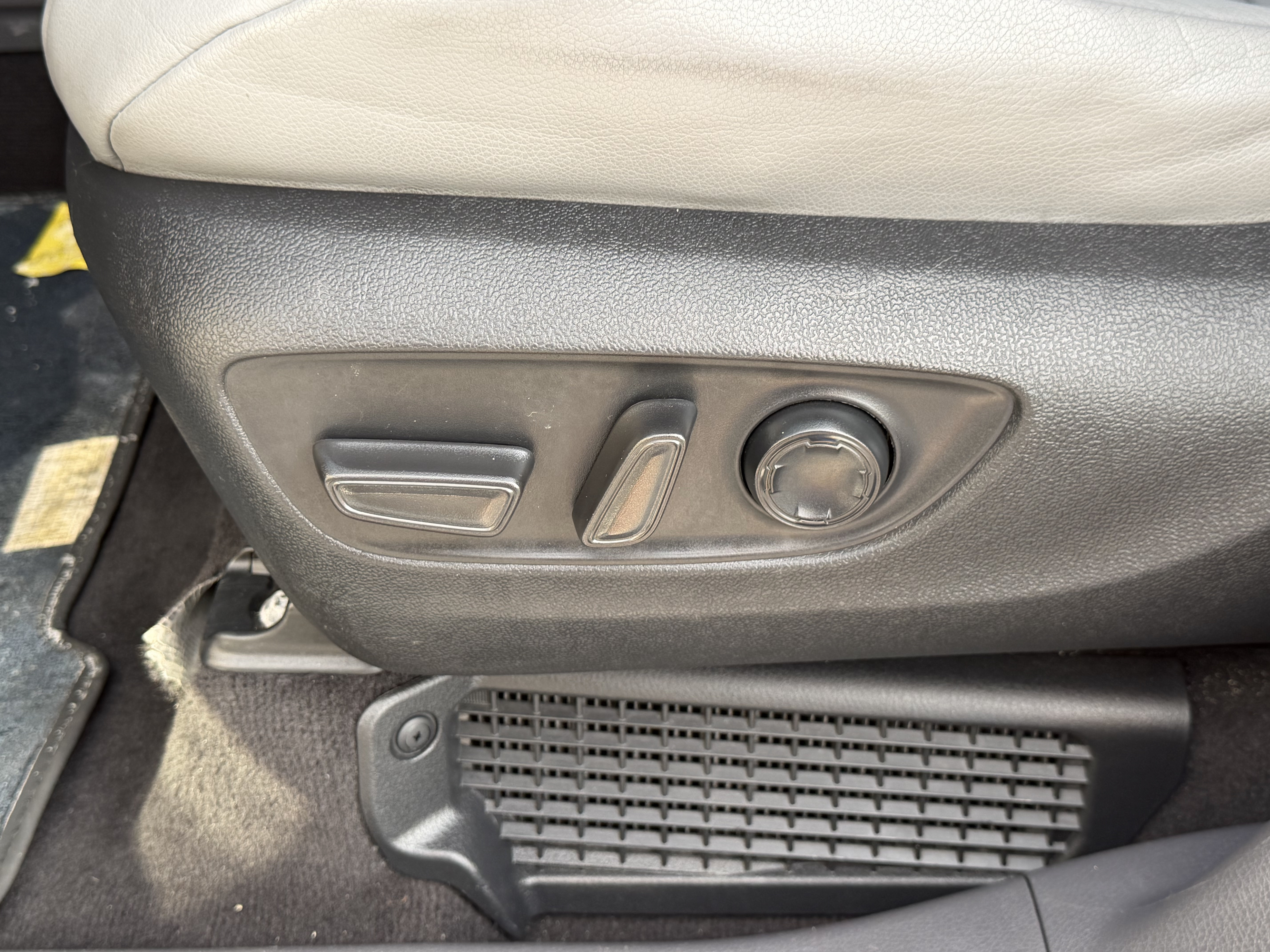 Certified 2024 Toyota Sienna XLE FWD image 28