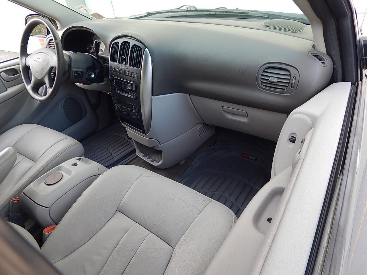 Used 2005 Chrysler Town & Country Touring w/ Luxury Group FWD image 19