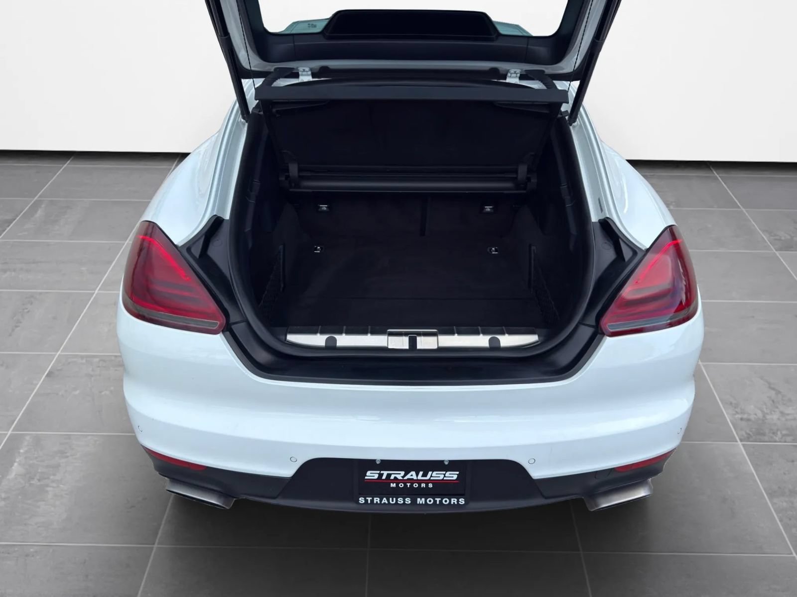 Used 2015 Porsche Panamera w/ Premium Package RWD image 31
