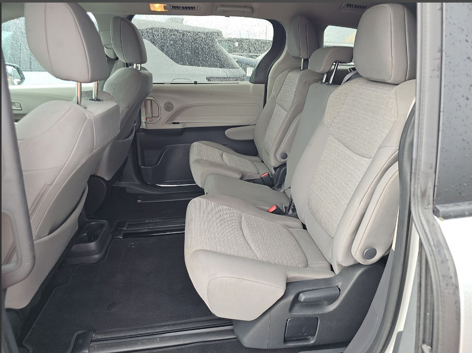 Used 2024 Toyota Sienna LE FWD image 10