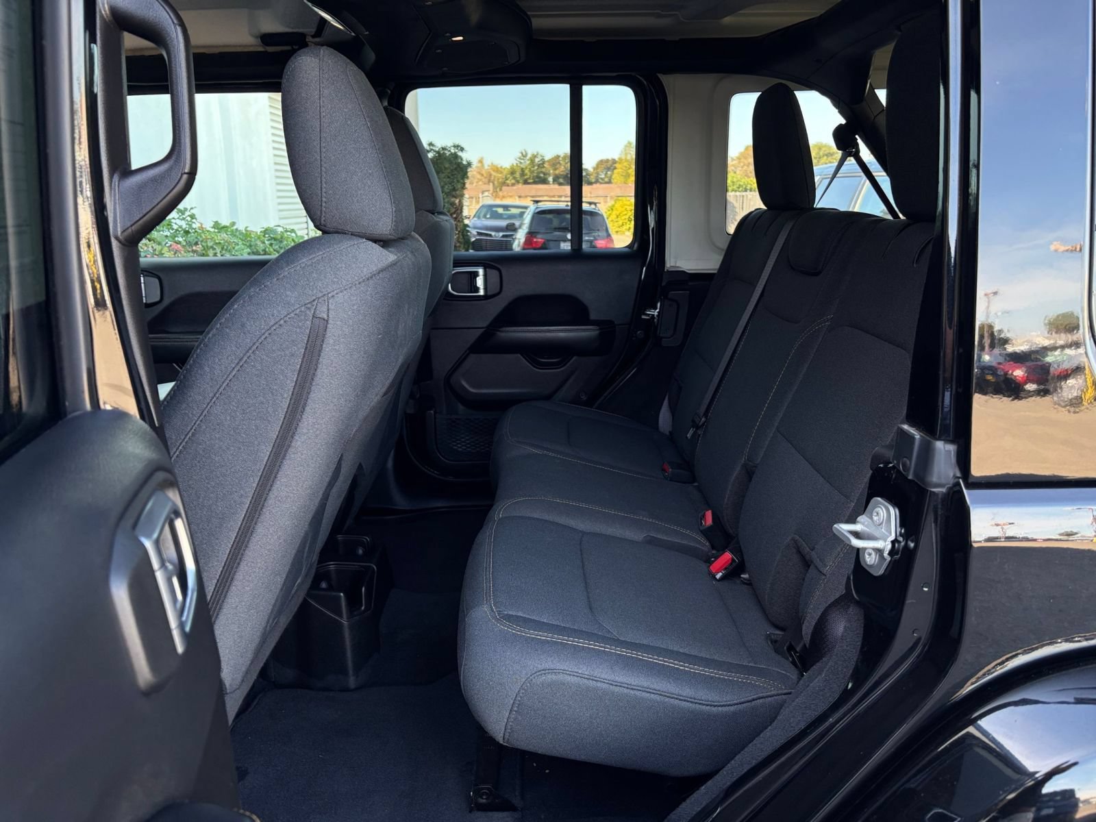 Used 2025 Jeep Wrangler Unlimited Sahara AWD/4WD image 24
