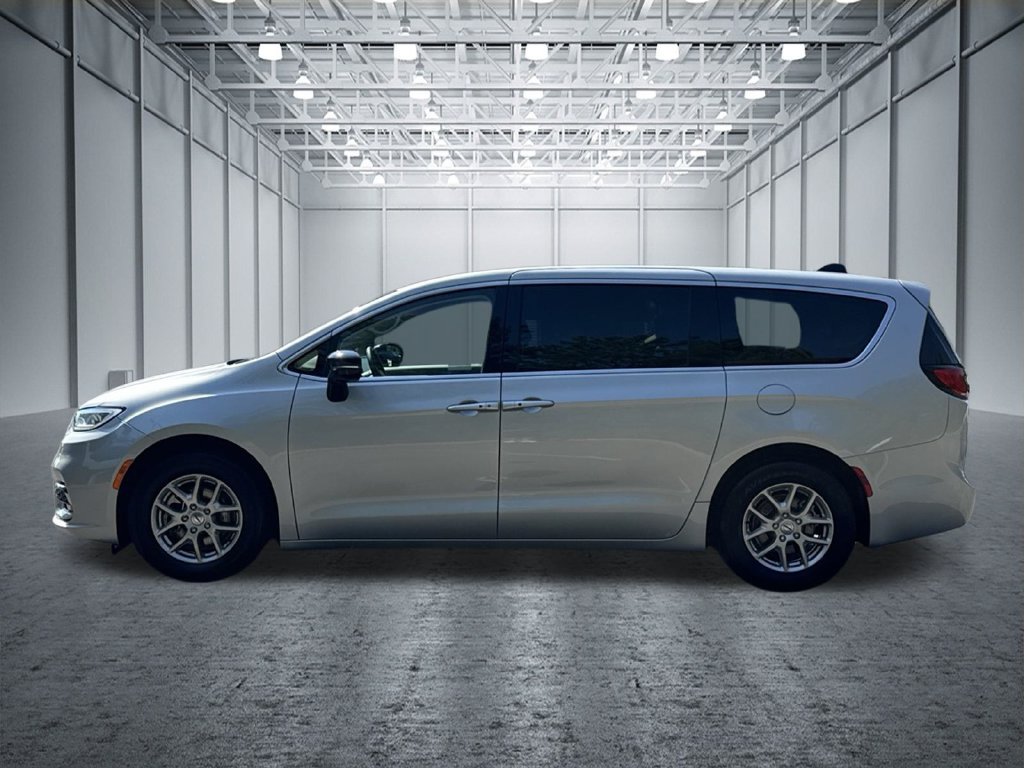 Used 2024 Chrysler Pacifica Touring-L FWD image 4