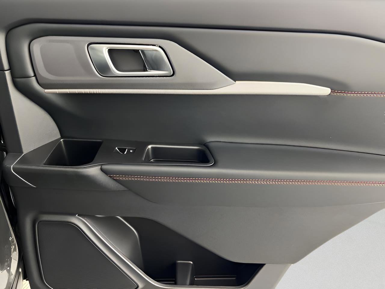 Used 2025 Ford Explorer ST-Line w/ Premium Package image 25