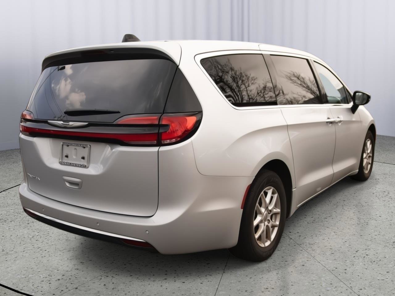 Used 2024 Chrysler Pacifica Touring-L image 27