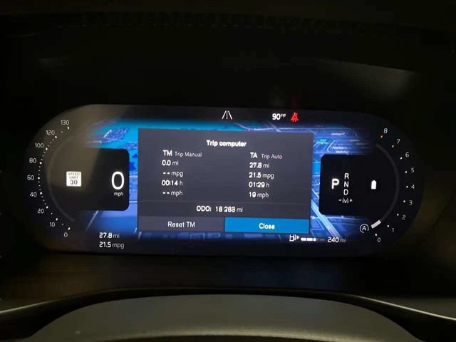Used 2025 Volvo XC40 B5 Plus AWD/4WD image 12