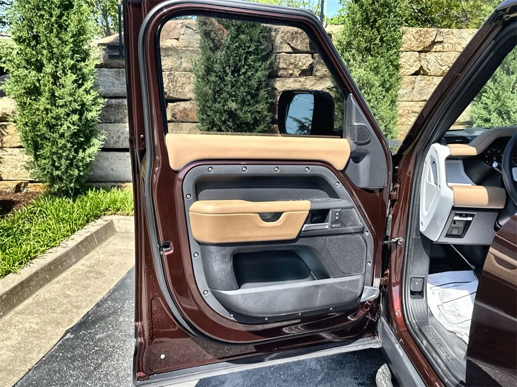 Used 2025 Land Rover Defender 130 X-Dynamic SE image 17