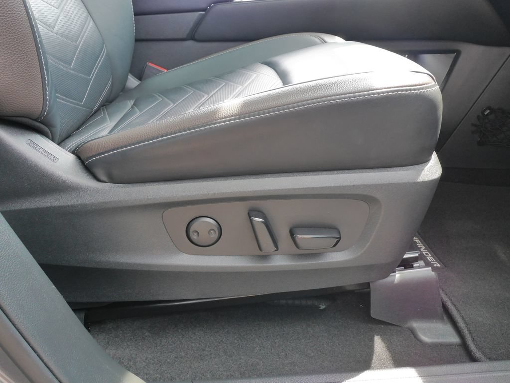 Used 2023 Nissan Pathfinder Platinum AWD/4WD image 11