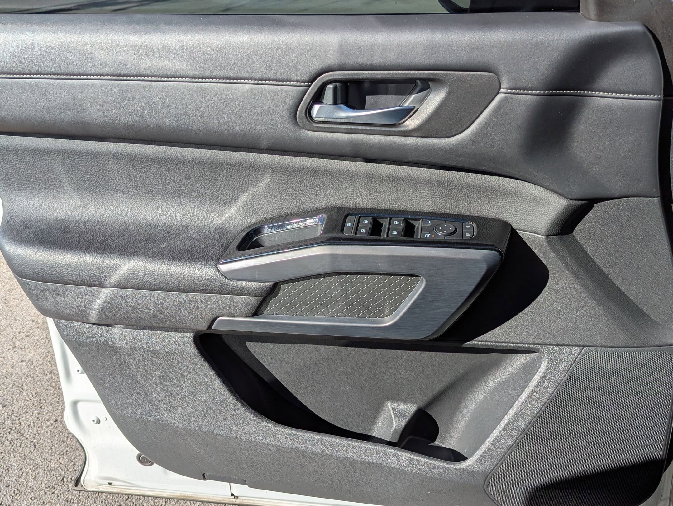 Used 2023 Nissan Pathfinder SL w/ Lighting Package (N92) image 11