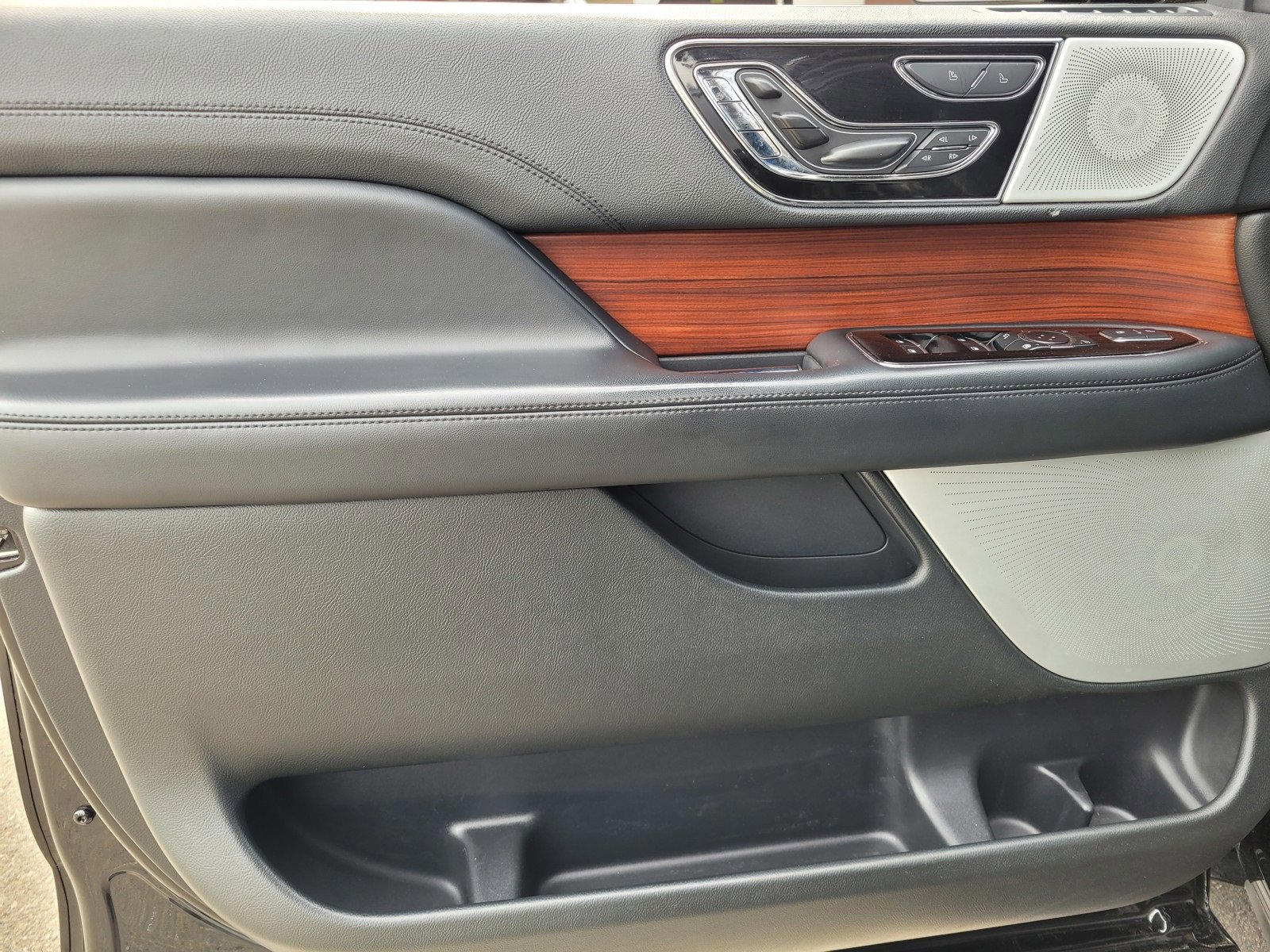 Used 2023 Lincoln Navigator Reserve image 16