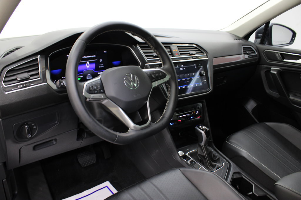 Used 2024 Volkswagen Tiguan SE w/ Panoramic Sunroof Package FWD image 15
