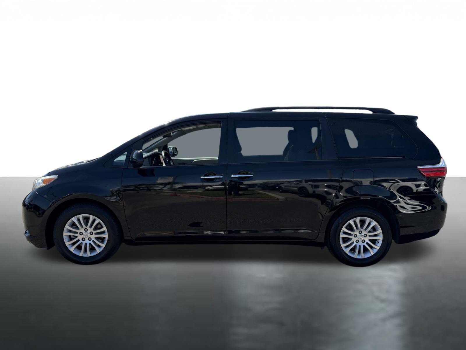 Used 2017 Toyota Sienna XLE w/ XLE Navigation Package FWD image 5