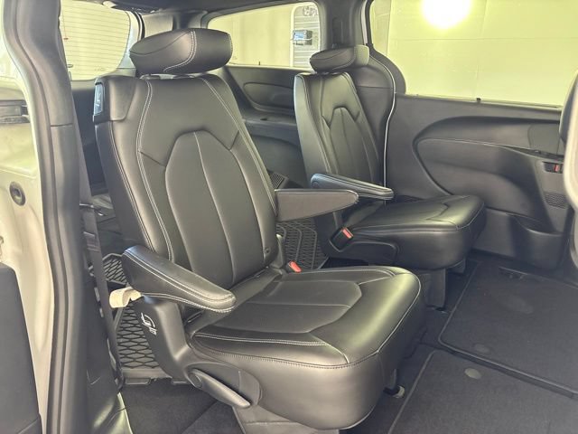 Used 2025 Chrysler Pacifica Select FWD image 27