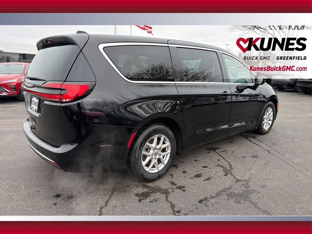Used 2025 Chrysler Pacifica Select image 5